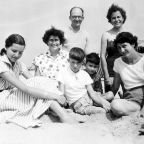 семья Гибсон на пляже 1955г